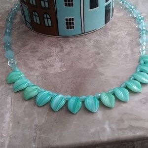 NWOT Green Leaf & Cystall Necklace